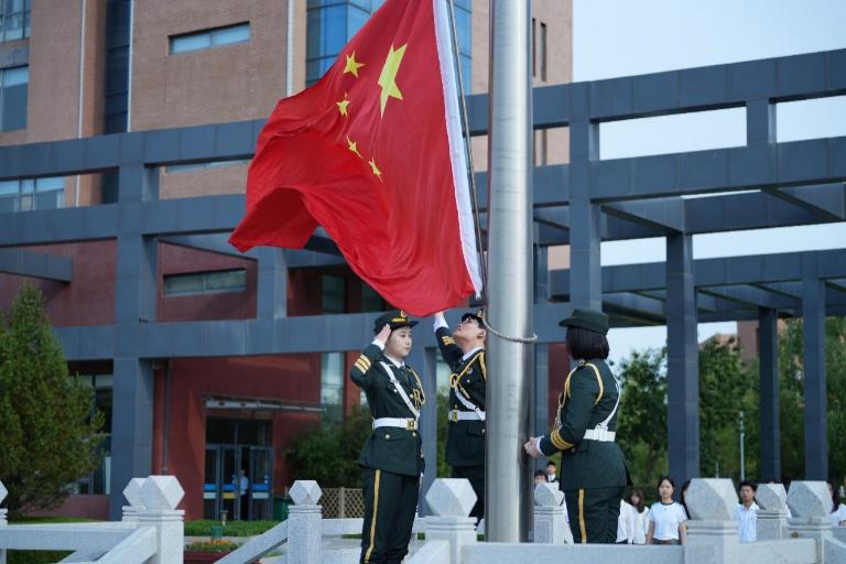 “旗帜引航 筑梦未来“—— 威海校区组织毕业生主题升旗仪式