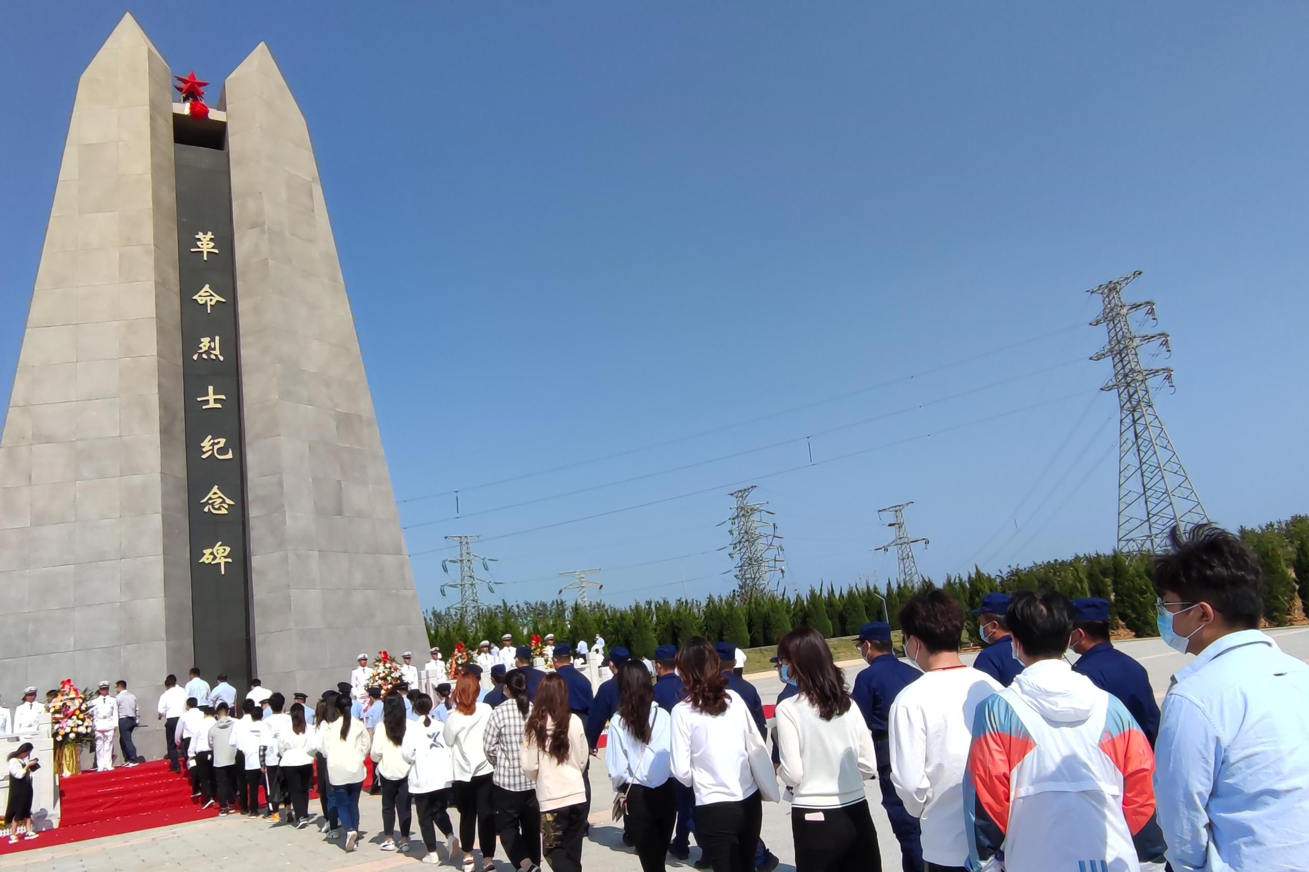 威海校区师生代表参加南海新区烈士纪念日公祭活动  暨烈士陵园纪念碑揭幕仪式