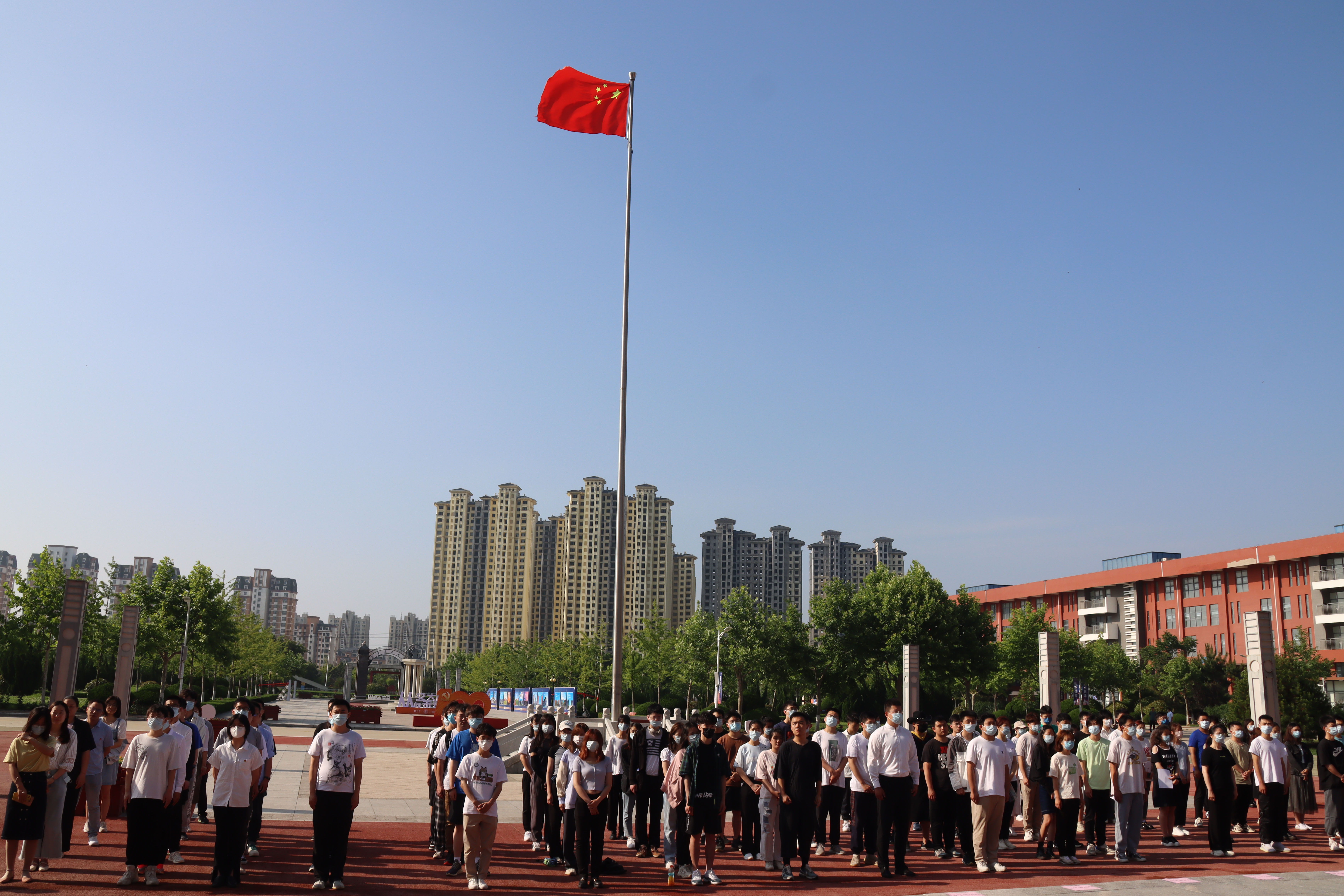 “青春向党，扬帆远航” —— 威海校区组织毕业生升旗仪式